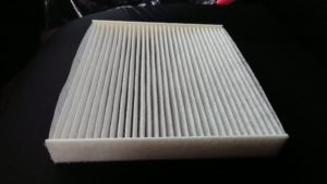 車のエアコンが臭い！と思ったらまず「エアコンフィルター」を交換してみよう！