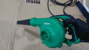 洗車後にいつまでたっても出てくる!そんな時はブロアの風で水を吹き飛ばすのがおすすめ!!