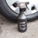 磨きのプロが扱う水性よりのアルコール系高耐久タイヤワックス（油性）「HooBlack」