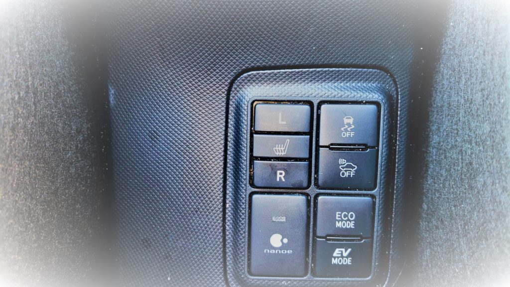 【車の豆知識】シートヒーターとは？あまり知られていないハイブリッドカーにシートヒーターが標準装備されている理由！